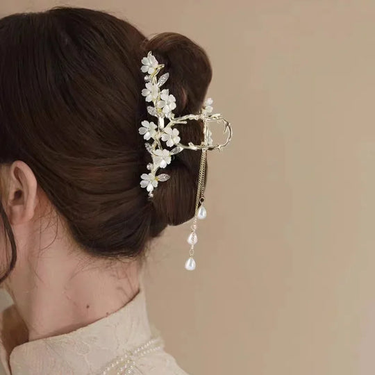 Parel-Haarspeld met Bloemen en Kwast – Elegant Accessoire