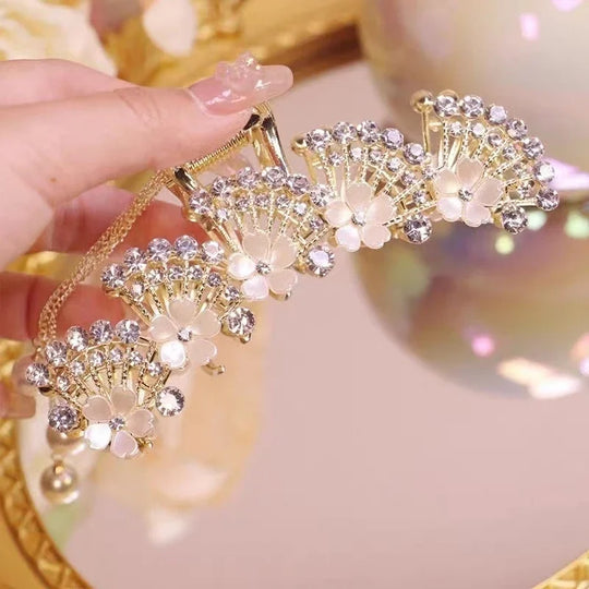 Parel-Haarspeld met Bloemen en Kwast – Elegant Accessoire