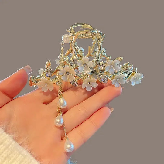 Parel-Haarspeld met Bloemen en Kwast – Elegant Accessoire