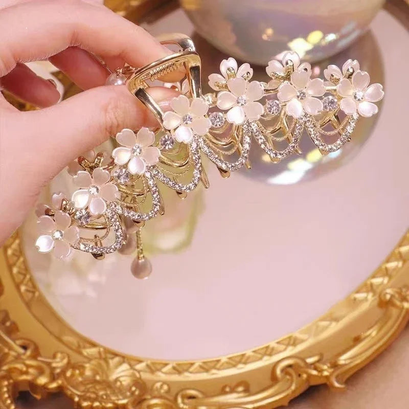 Parel-Haarspeld met Bloemen en Kwast – Elegant Accessoire